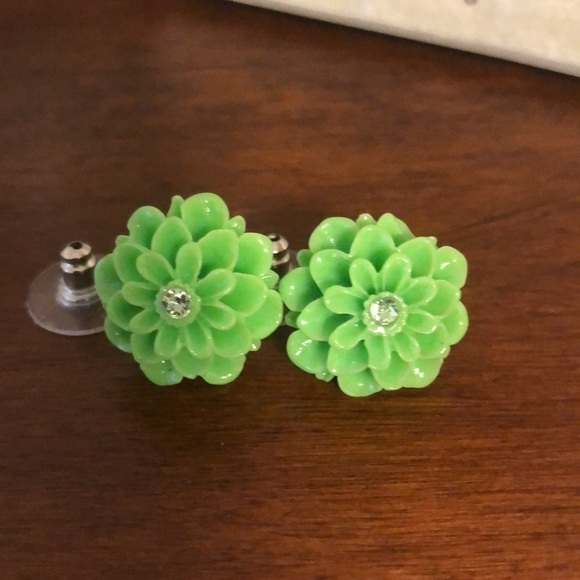 New! Fun lime green small flower sterling silver earrings with center stone - Picture 5 of 7
